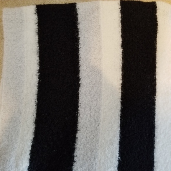 Bar III Poncho - Picture 4 of 4